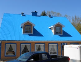 Nouveau toit de tôle vissée avec deux lucarnes Nouveau toit de tôle vissée avec deux lucarnes